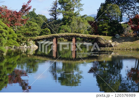 岡山県津山市にある回遊式日本庭園「衆楽園」：紅葉島に架かる土橋 120376989