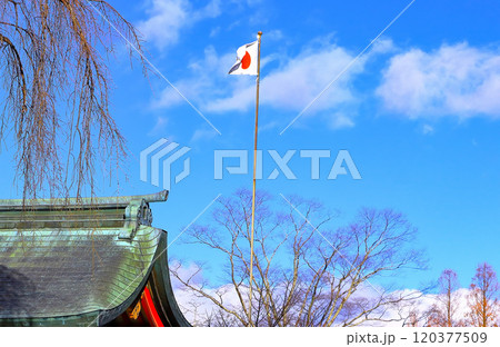 国旗を掲揚して正月を祝う 国旗を掲揚して正月を祝う 120377509