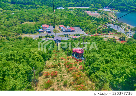 春の群馬県高崎市の榛名山ロープウェイから麓の高原駅方面を見る 120377739