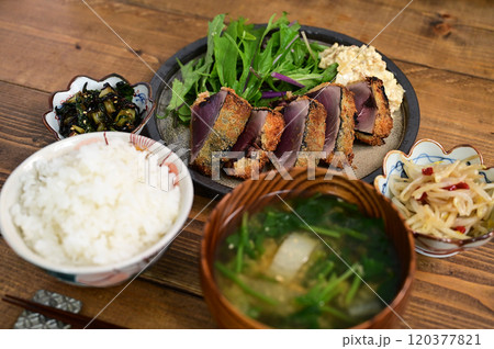 一汁三菜 カツオのタタキフライ、もやしの和え物、大根の葉の炒め物 120377821