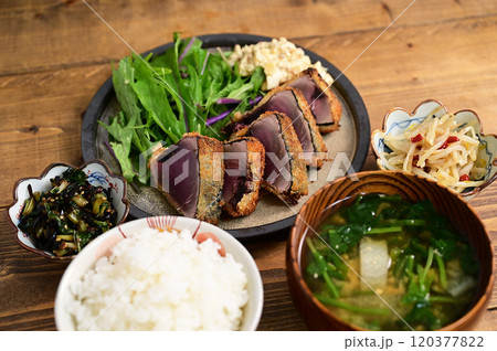 一汁三菜 カツオのタタキフライ、もやしの和え物、大根の葉の炒め物 120377822