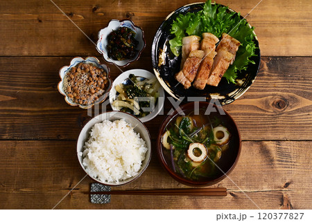 一汁二菜 豚ロースの味噌漬け、大根の葉の炒め物、大根の漬物、納豆 120377827