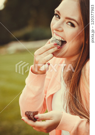 Woman with liitle cookie cupcake. 120377983