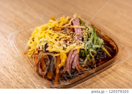 日本のスーパーで買ったとても美味しい弁当 120379103