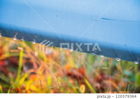 ガードレールに付いた朝露【長野県】 120379364