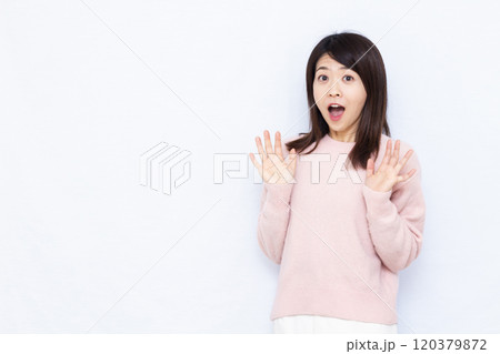 笑顔でビックリおどろく女性 笑顔でビックリおどろく女性 120379872