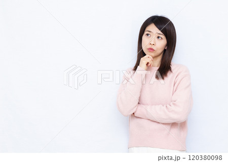 真剣に悩んでいる女性 120380098