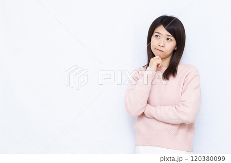 真剣に悩んでいる女性 120380099