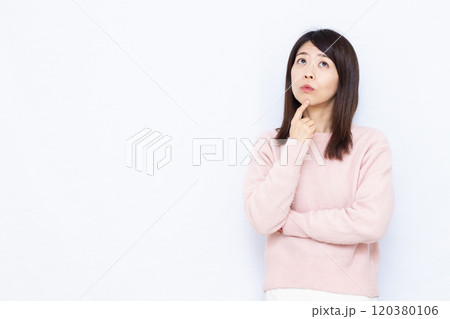 真剣に悩んでいる女性 真剣に悩んでいる女性 120380106