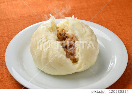 注）湯気は合成です。中華まん、豚まん。 120380834