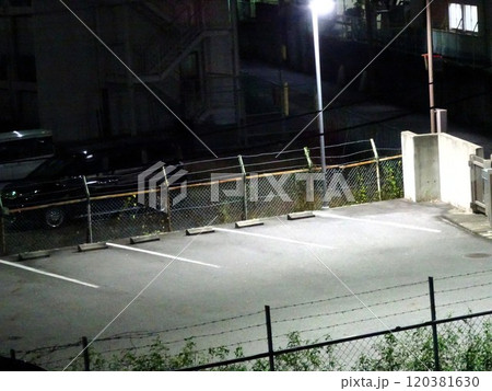 夜の駐車場 120381630