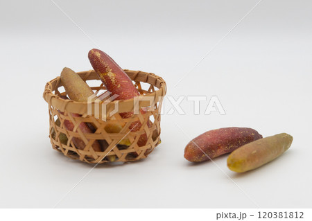 籠に入ったフィンガーライム　オーストラリア原産の珍しい柑橘 120381812