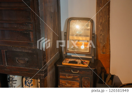 レトロな鏡台と箪笥【旧山辺学校校舎】 レトロな鏡台と箪笥【旧山辺学校校舎】 120381949