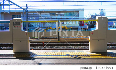 駅のホームドア(スクリーンドア)の風景 駅のホームドア(スクリーンドア)の風景 120381994