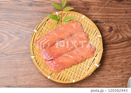未加熱、未調理の食材、生鮭、サケ、鮭、切り身、切身、北海道産。 120382443