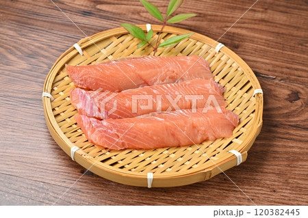 未加熱、未調理の食材、生鮭、サケ、鮭、切り身、切身、北海道産。 120382445