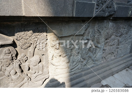 プランバナン寺院、ラーマと黄金の鹿のレリーフ【インドネシア・ジョグジャカルタ】 プランバナン寺院、ラーマと黄金の鹿のレリーフ【インドネシア・ジョグジャカルタ】 120383086