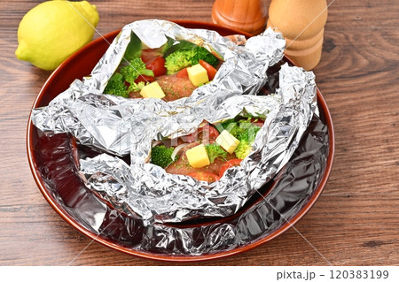 注)調理前の未加熱です。シャケのホイル焼き洋風、鮭のホイル焼き洋風。 注)調理前の未加熱です。シャケのホイル焼き洋風、鮭のホイル焼き洋風。 120383199