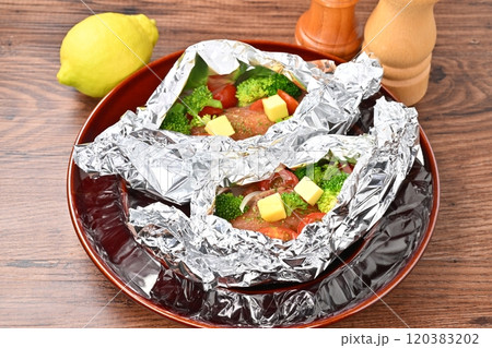 注）調理前の未加熱です。シャケのホイル焼き洋風、鮭のホイル焼き洋風。 120383202