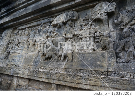 ボロブドゥール遺跡、第一回廊レリーフ/獅子や象がマーヤ妃に集合【インドネシア・ジョグジャカルタ】 120383208