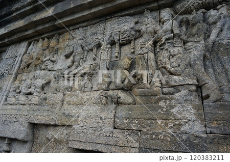 ボロブドゥール遺跡、第一回廊レリーフ/王子（釈尊）出産【インドネシア・ジョグジャカルタ】 120383211