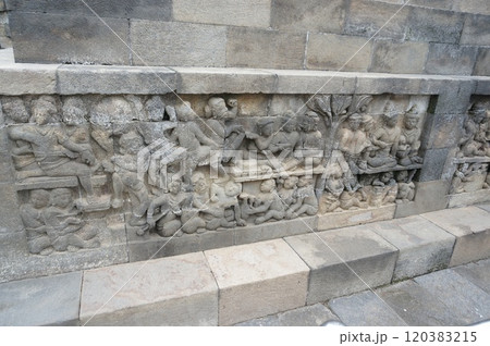 ボロブドゥール遺跡、基壇にある飲酒の戒のレリーフ【インドネシア・ジョグジャカルタ】 120383215