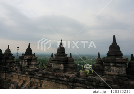 ボロブドゥール遺跡、円壇からの景色【インドネシア・ジョグジャカルタ】 ボロブドゥール遺跡、円壇からの景色【インドネシア・ジョグジャカルタ】 120383233