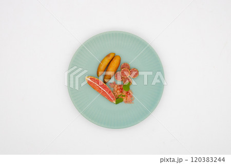 青い皿に盛り付けられているフィンガーライム　フィンガーライムの断面と果肉の粒 120383244