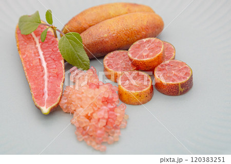 青い皿に盛り付けられているフィンガーライム　フィンガーライムの断面と果肉の粒 120383251