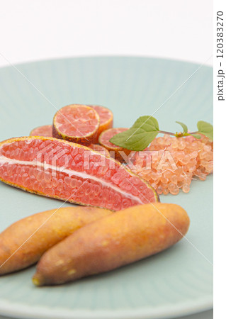 青い皿に盛り付けられているフィンガーライム　フィンガーライムの断面と果肉の粒 120383270