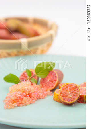 青い皿に盛り付けられているフィンガーライム　フィンガーライムの断面と果肉の粒 120383327