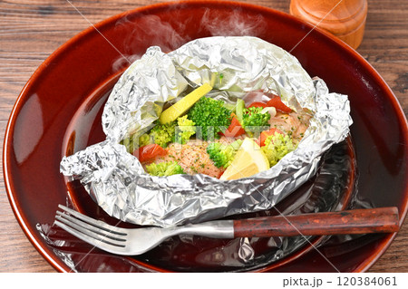 注）湯気は合成です。シャケのホイル焼き洋風、鮭のホイル焼き洋風。 120384061