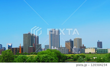 荒川大橋から見た埼玉県川口市のビル群の風景 120384234