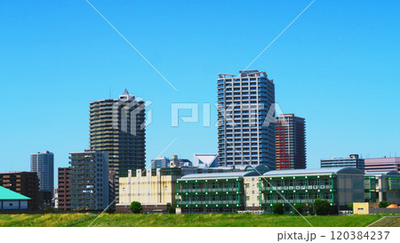荒川大橋から見た埼玉県川口市のビル群の風景 荒川大橋から見た埼玉県川口市のビル群の風景 120384237