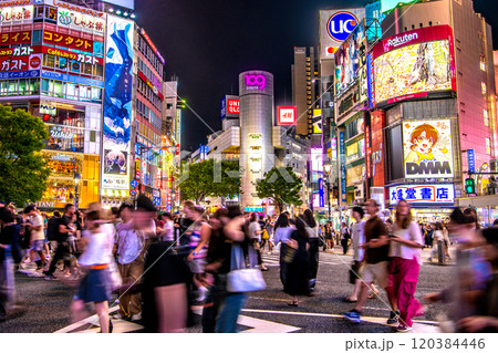 日本の東京都市景観 外国人観光客らで埋め尽くされる夜の渋谷スクランブル交差点＝11日、20時14分 120384446