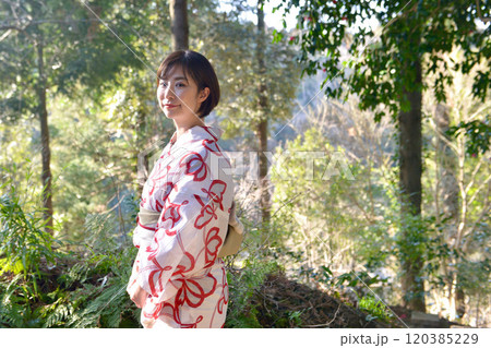 浴衣を着た若い女性 浴衣を着た若い女性 120385229