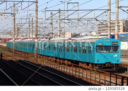 和田岬線103系電車（吹田行き廃車回送列車） 120385526