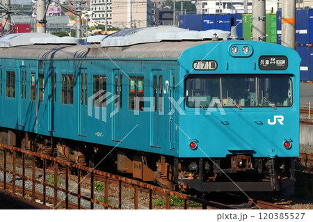 和田岬線103系電車（吹田行き廃車回送列車） 120385527