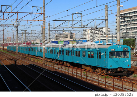和田岬線103系電車（吹田行き廃車回送列車） 120385528