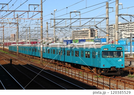 和田岬線103系電車（吹田行き廃車回送列車） 120385529