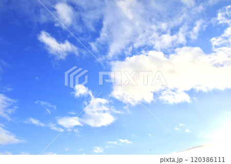 青空と雲とコピースペース 120386111