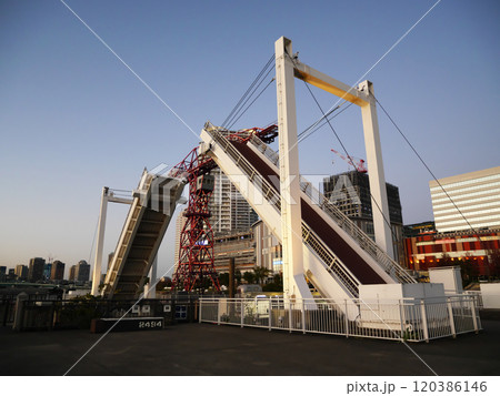 豊洲から見るアーバンゲートブリッジとモニュメントクレーン 120386146
