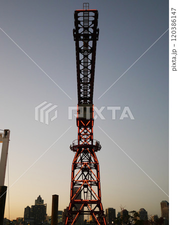 夕暮れに染まるモニュメントクレーン｜豊洲 120386147
