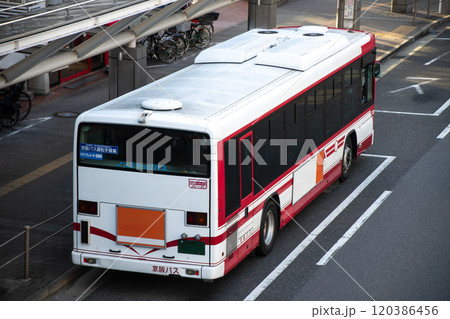 寝屋川市駅東ロータリーに停車中の京阪バス 120386456