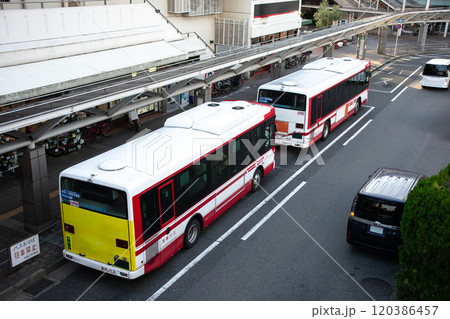寝屋川市駅東ロータリーに停車中の京阪バス 寝屋川市駅東ロータリーに停車中の京阪バス 120386457