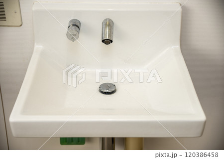 公衆トイレの洗面台 120386458