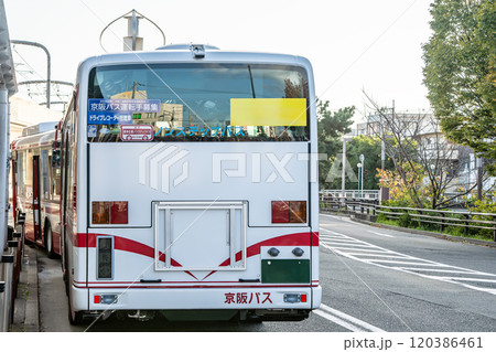 寝屋川市駅西口に停車中の京阪バス 寝屋川市駅西口に停車中の京阪バス 120386461