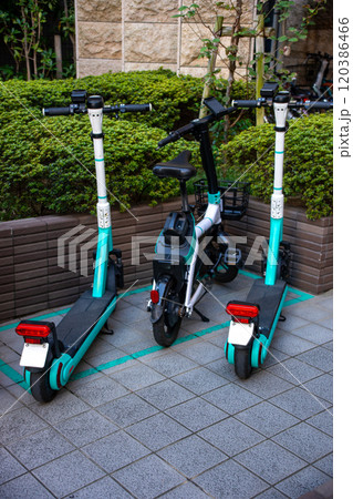 電動キックボードと電動アシスト自転車 120386466