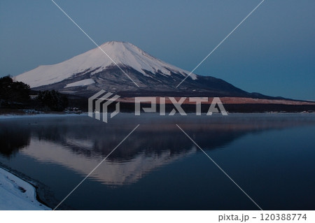 山中湖から見た冬の逆さ富士 120388774