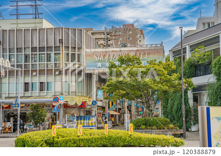 JR清水駅西口の広場から見渡す清水駅前銀座商店街の入り口風景(静岡県) JR清水駅西口の広場から見渡す清水駅前銀座商店街の入り口風景(静岡県) 120388879